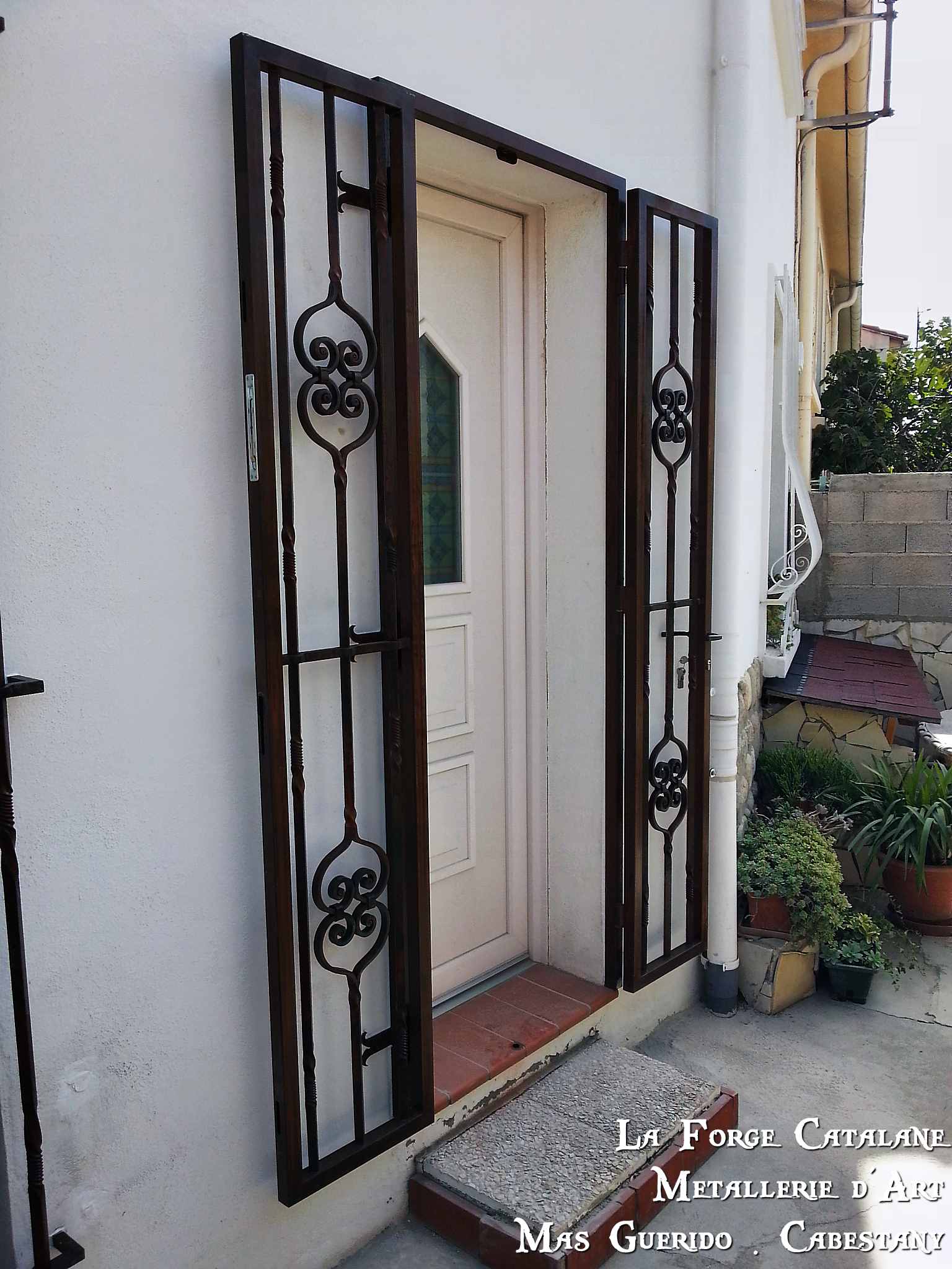 grille fixe grille articulee securite protection trous renfle torsade volute fer Forge Catalane Cabestany 2.jpg